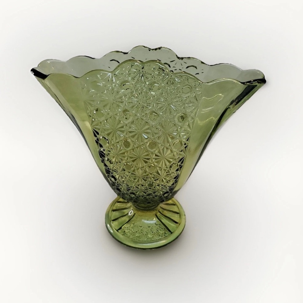 Vintage Avocado Green Fenton Fan Vase Daisy And Button MCM 8.5”